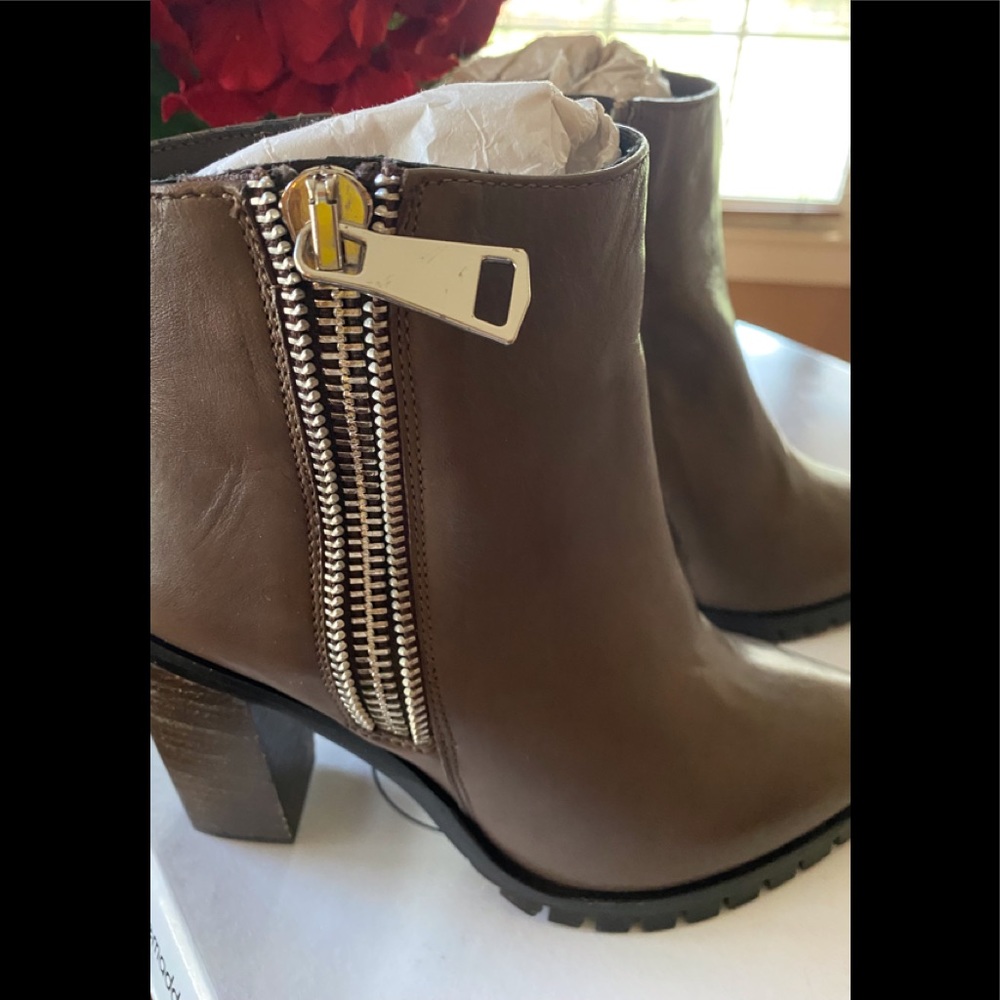 NEW Steve Madden Koraa Booties - Picture 2 of 8